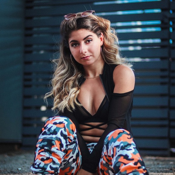 Meet your Posher, Larinee - Picture 1 of 1